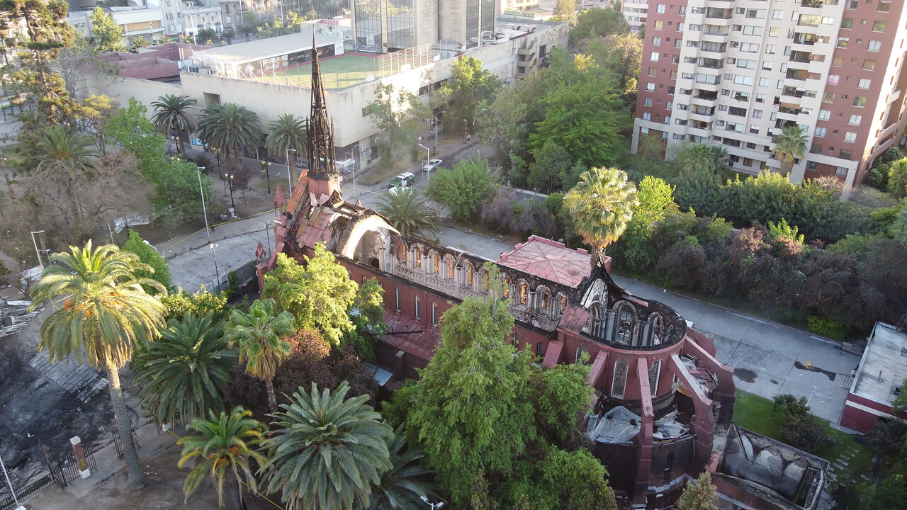 Fiscalía pide 14 años de cárcel para acusado de incendiar iglesia de Carabineros