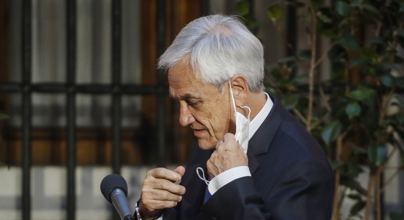 ¿Y el llamado a cuidarse? Piñera es fotografiado paseando por playa de Cachagua sin mascarilla