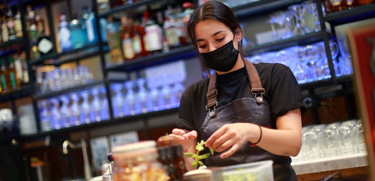 Gobierno anuncia cambios en actividades en relación a la fase 2: podrán abrir restaurantes