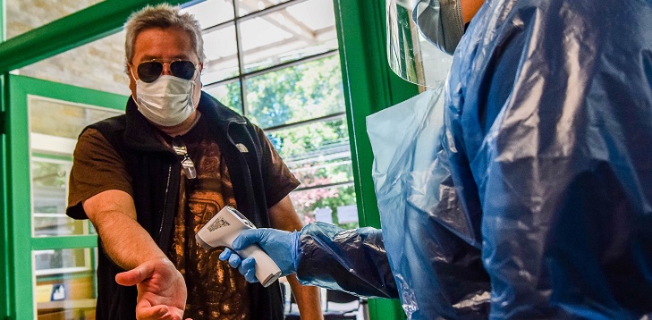 Medir la temperatura corporal en la muñeca o cuello no serviría de nada: especialista explicó por qué