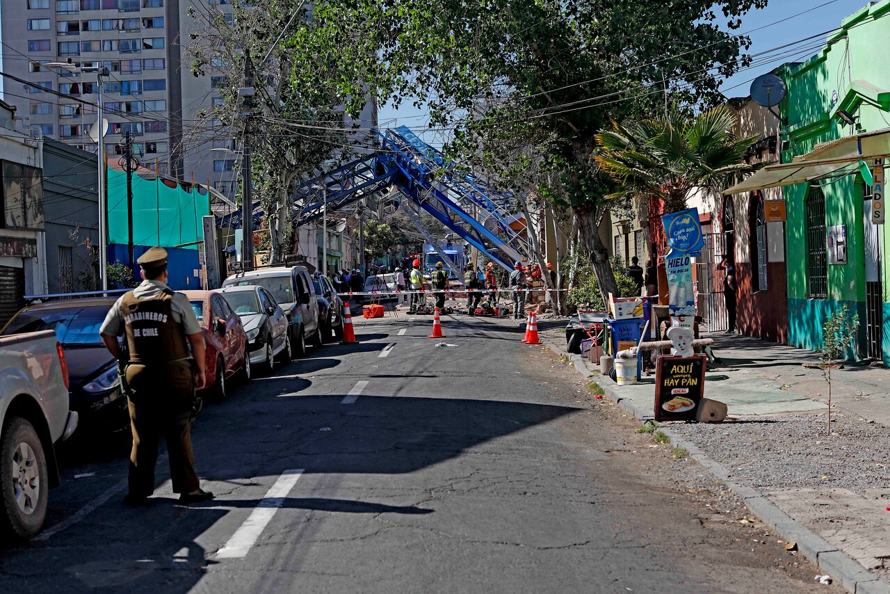 Rescatan a mujer que había quedado atrapada tras derrumbe de grúa pluma en Independencia