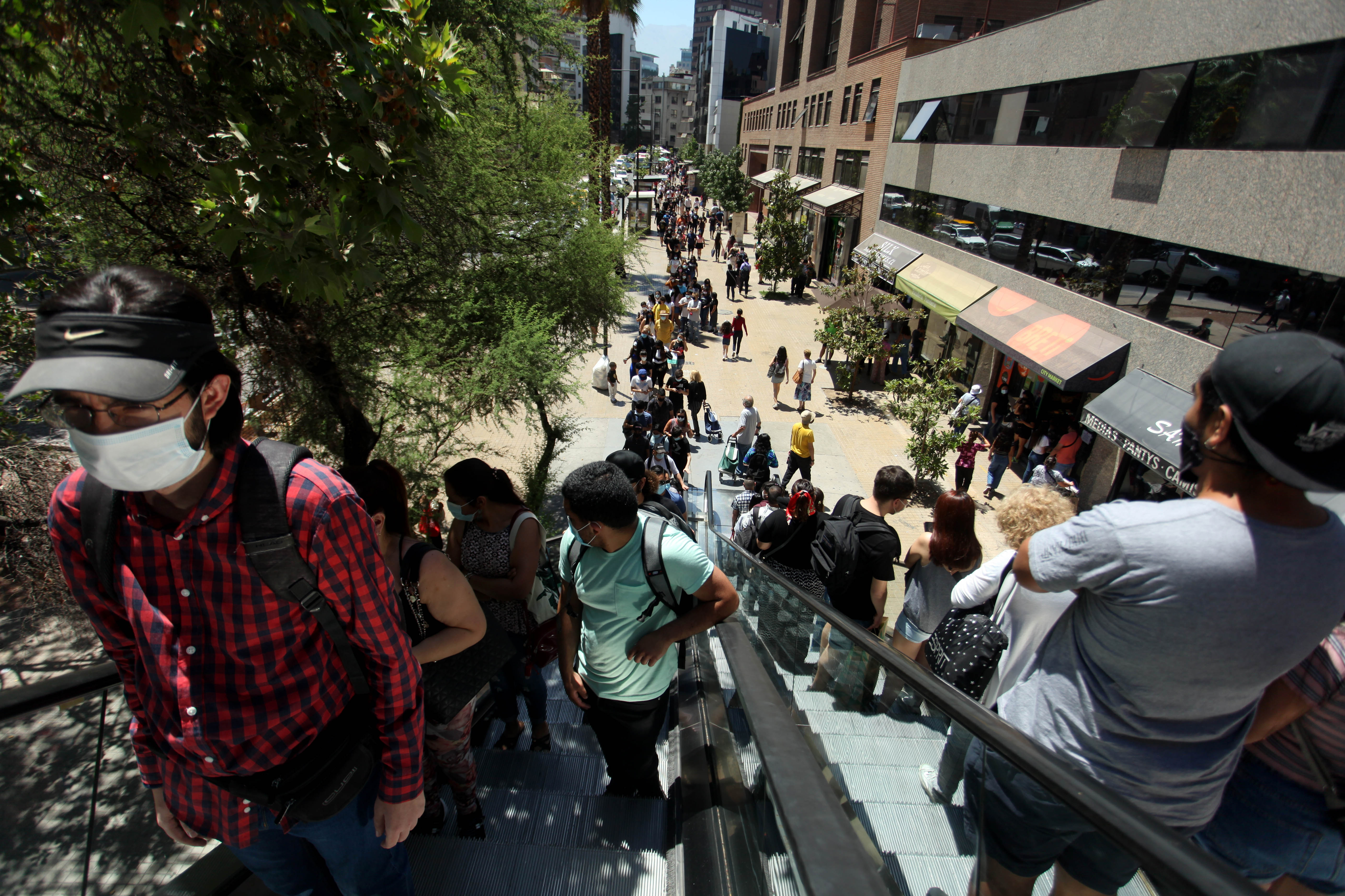 Seremi abre sumario sanitario contra Costanera Center tras aglomeraciones: no afecta a las tiendas