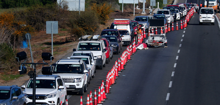 Pese a restricciones: más de 100 mil vehículos salieron de Santiago este fin de semana largo