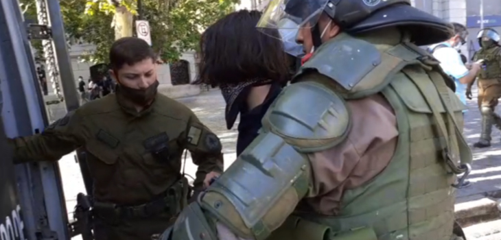 Disturbios, detenidos y un carabinero lesionado marcaron manifestación en el centro de Santiago