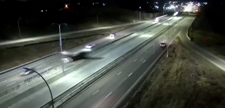 Avioneta realizó impresionante aterrizaje de emergencia en plena autopista en EE.UU.