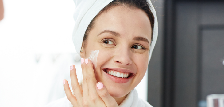 Limpieza e hidratación: los consejos de expertos para cuidar la piel grasa adecuadamente