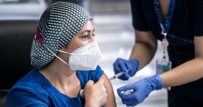 Primera chilena vacunada contra el COVID-19 habló de los síntomas: 