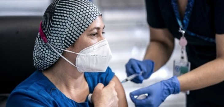 Primera inoculada contra el COVID-19 en Chile habló un día después de vacunarse: 