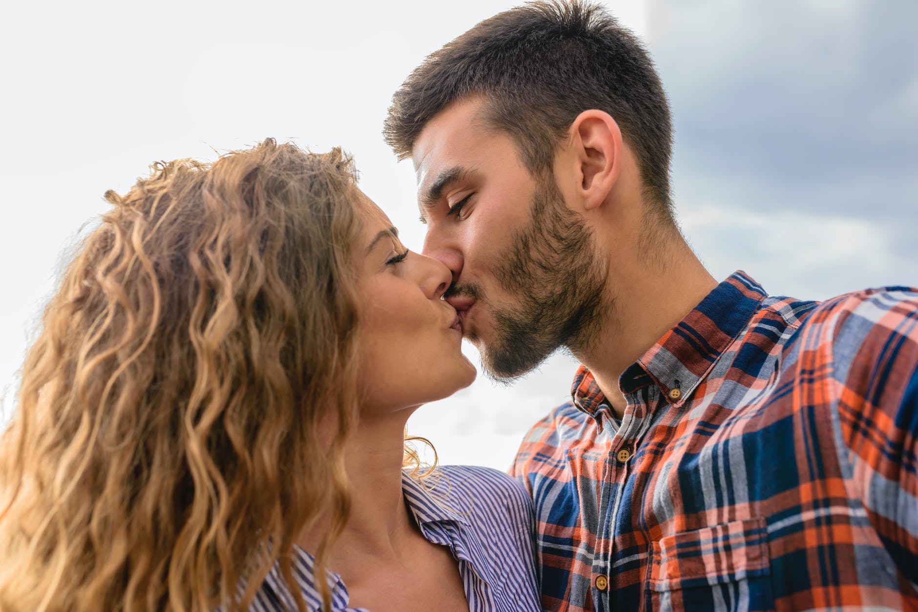 La importancia del primer beso y cómo influye en la personalidad, según estudio