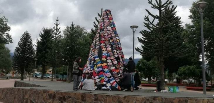 Vecinos de Lonquimay recubren simbólicamente con mascarillas árbol de Navidad