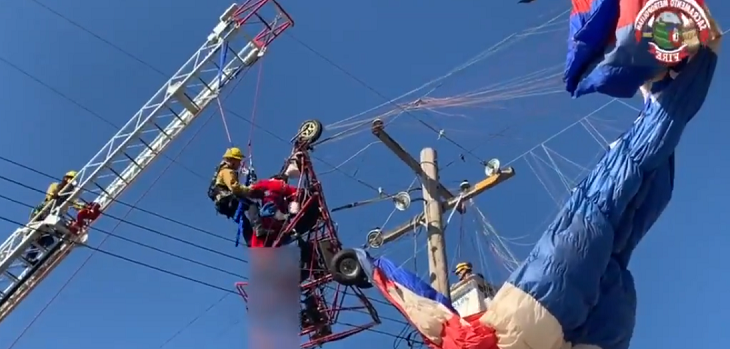Viejito pascuero quedó atrapado en tendido eléctrico en Estados Unidos: salió ileso