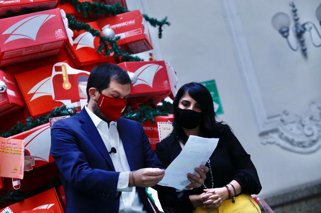 Correos de Chile lanza campaña para apadrinar cartas de niños vulnerables al Viejito Pascuero