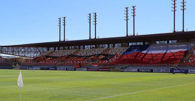 Niña de 3 años fue rescatada de un auto mientras su padre veía partido de Cobreloa y Ñublense