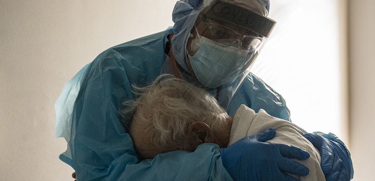 Un médico abrazando a un anciano con COVID-19: la historia detrás de la conmovedora imagen viral