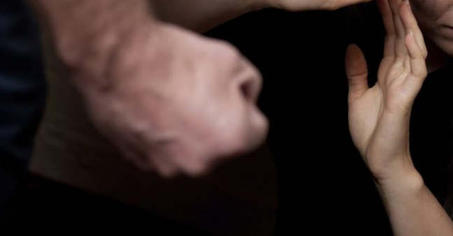 Mujer embarazada fingió contracciones para evitar golpiza de su pareja: le provocó fracturas