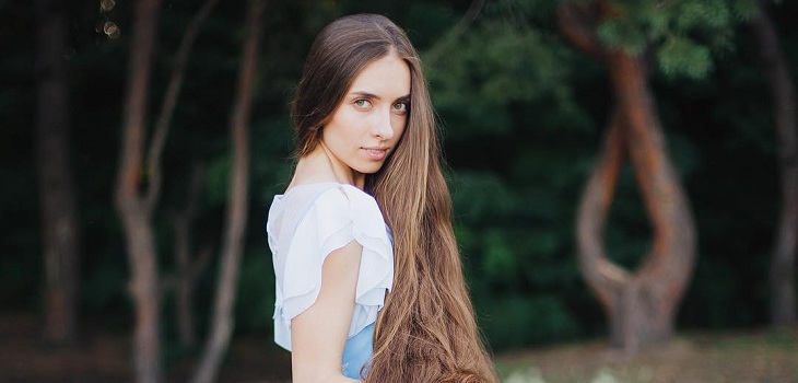 Ucraniana luce con orgullo su extensa cabellera de 1,8 metros: reveló cuánto gasta en mantenerla