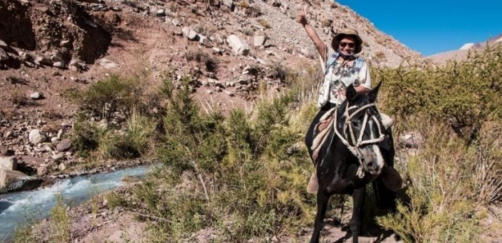 Profesora recorre hasta 8 horas a caballo para enseñar a alumnos de sectores rurales sin Internet