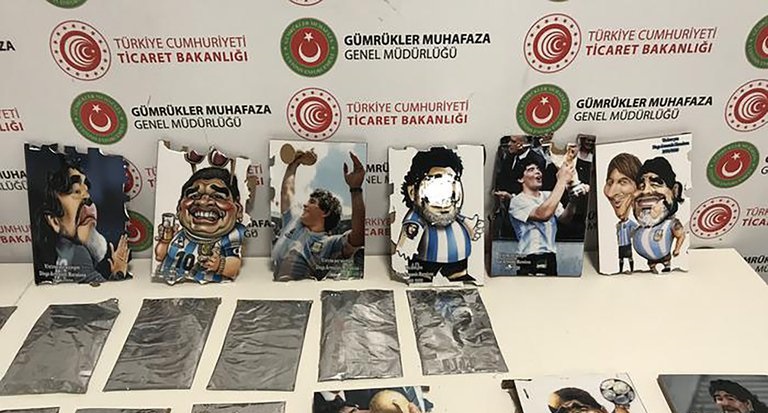 Fue llamada la 'operación Maradona': encuentran cocaína oculta en cargamento de retratos del '10'