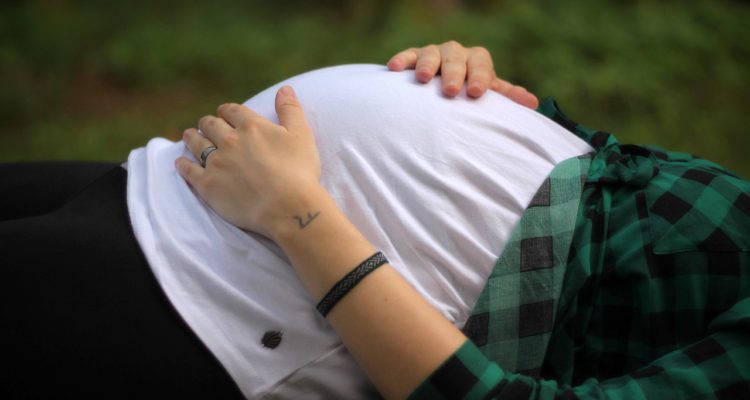 Mujer embarazada cae cerca de 12 metros en Playa Ancha tras caminar por escalera 