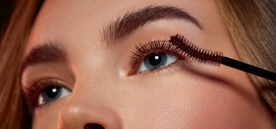 5 razones por las que deberías usar una máscara de pestañas café, según maquillador