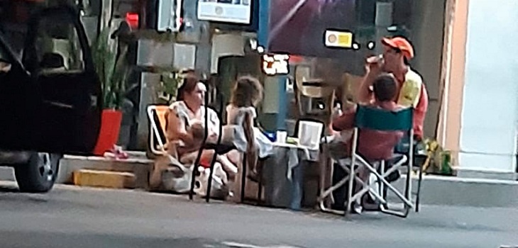 Familia llegó hasta el trabajo del padre para cenar juntos en Navidad: historia conmovió en redes