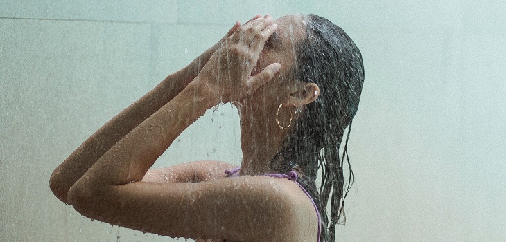 El común error que suelen cometer las personas con pelo graso a la hora de lavarse el cabello