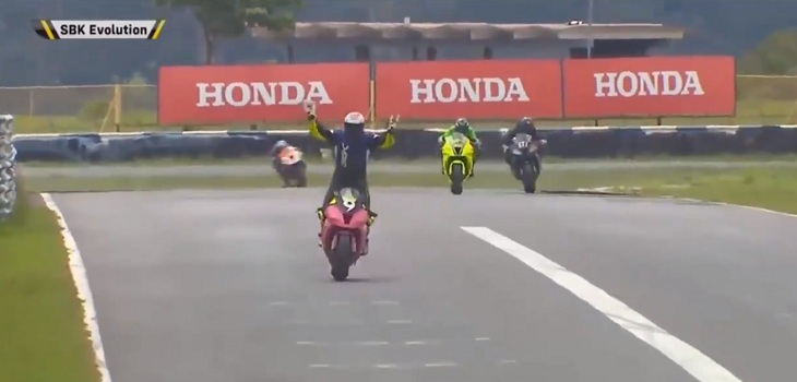 Piloto se paró sobre su moto para festejar antes de la meta y perdió la carrera: blooper se viralizó
