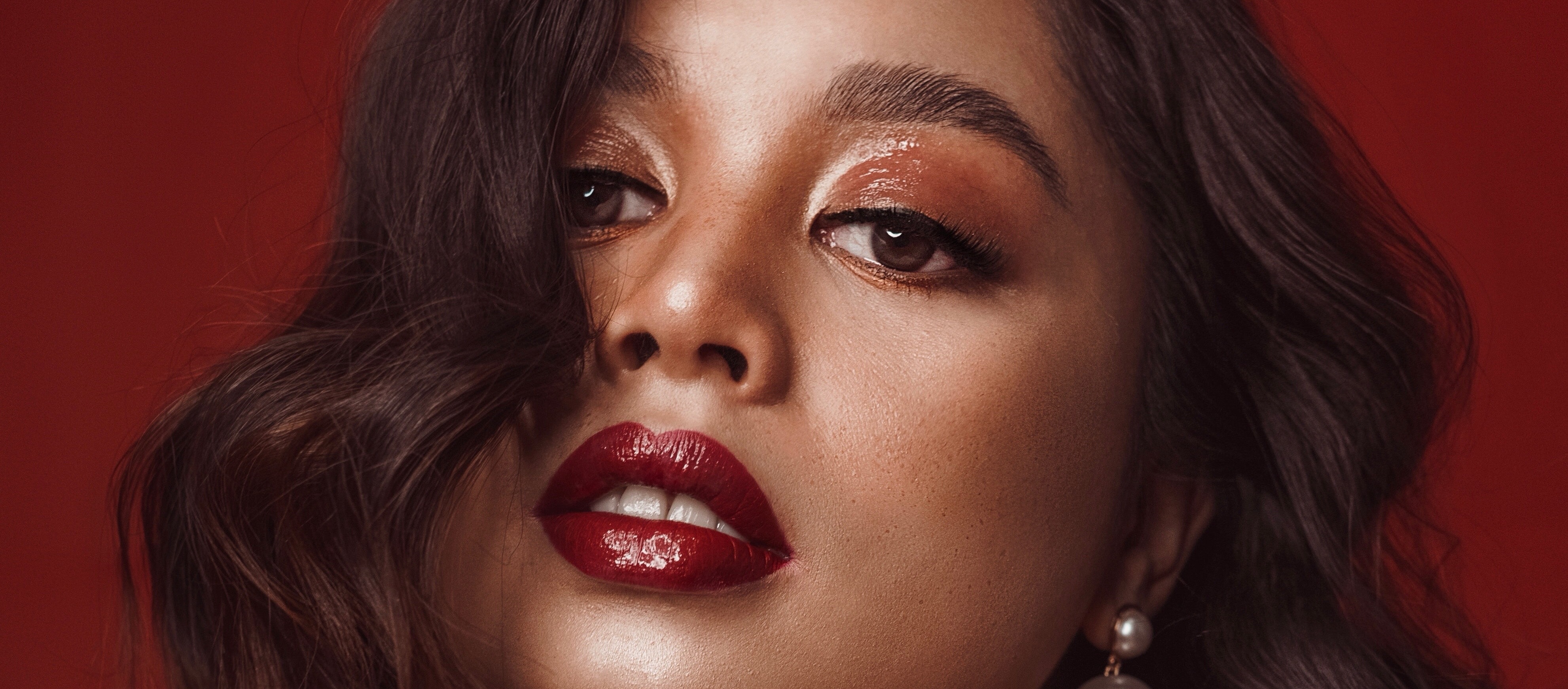 ¿No sabes cómo maquillarte para Navidad? Este look es un clásico y lo puedes lograr en 15 minutos