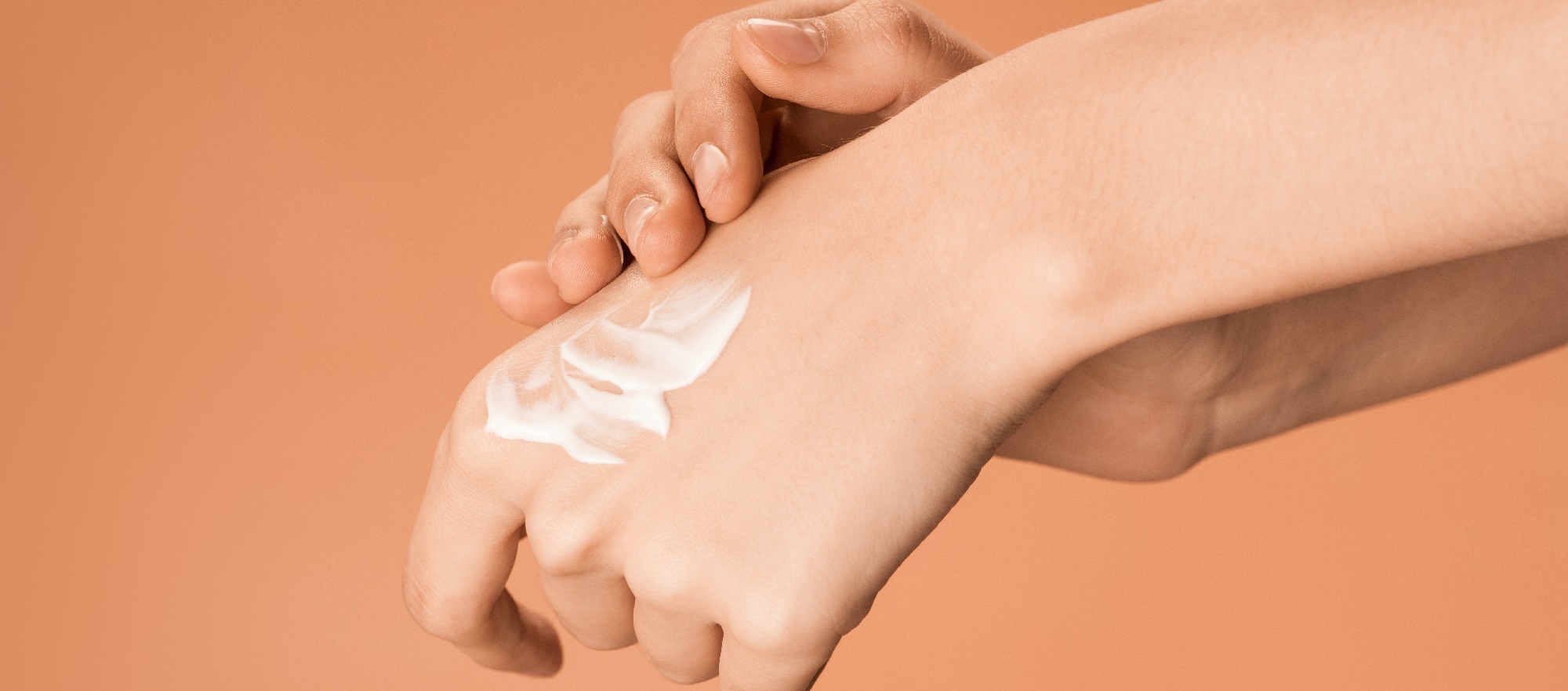 ¿Debemos usar protector solar dentro de la casa? La respuesta es sí y expertas entregan las razones