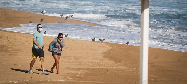 ¿Es obligatorio usar mascarilla en todo momento en la playa? Esto dice el instructivo del Minsal