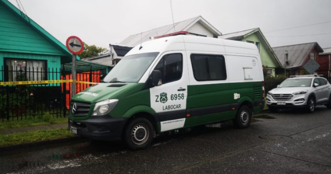 Investigan presunto femicidio en Puerto Montt: mujer fue encontrada muerta en antejardín de su casa