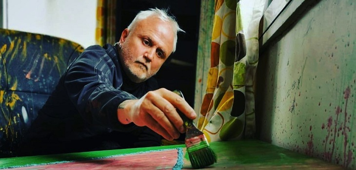 El 'Rumpy' presentó exposición con sus pinturas: así son sus cuadros que se ofertan desde $500 mil