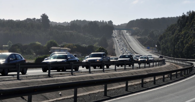 439 mil vehículos salieron de Santiago durante fin de semana largo en la previa de la fase 2
