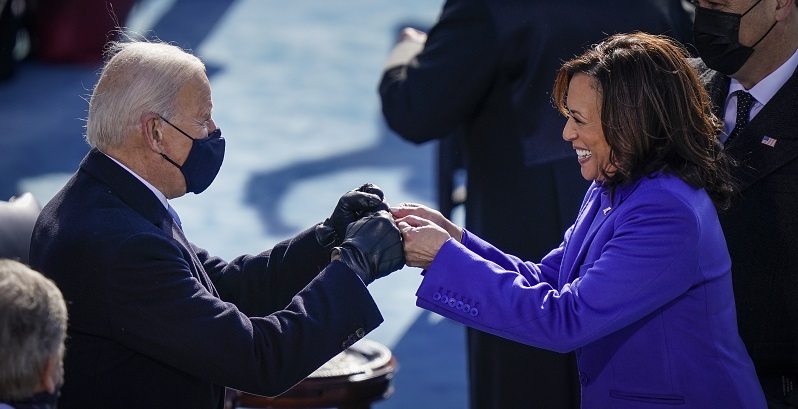 Guantes de lana, falda y Biblia XXL: los momentos inusuales de la investidura de Joe Biden