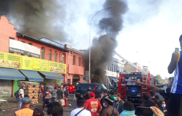 Al menos cuatro locales afectados en gigantesco incendio ocurrido afuera de la Vega Central