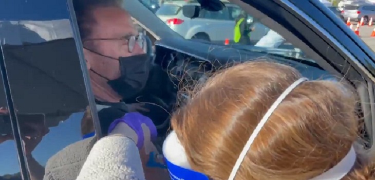 Sin miedo como 'Terminator': Arnold Schwarzenegger se vacunó contra el COVID-19