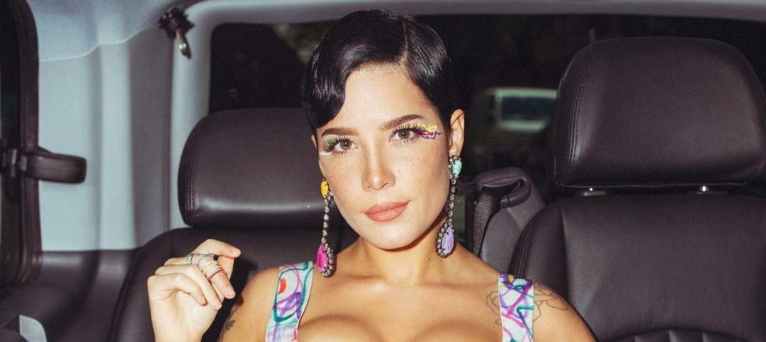 Halsey anunció que está esperando a su primer bebé: compartió postales mostrando su pancita