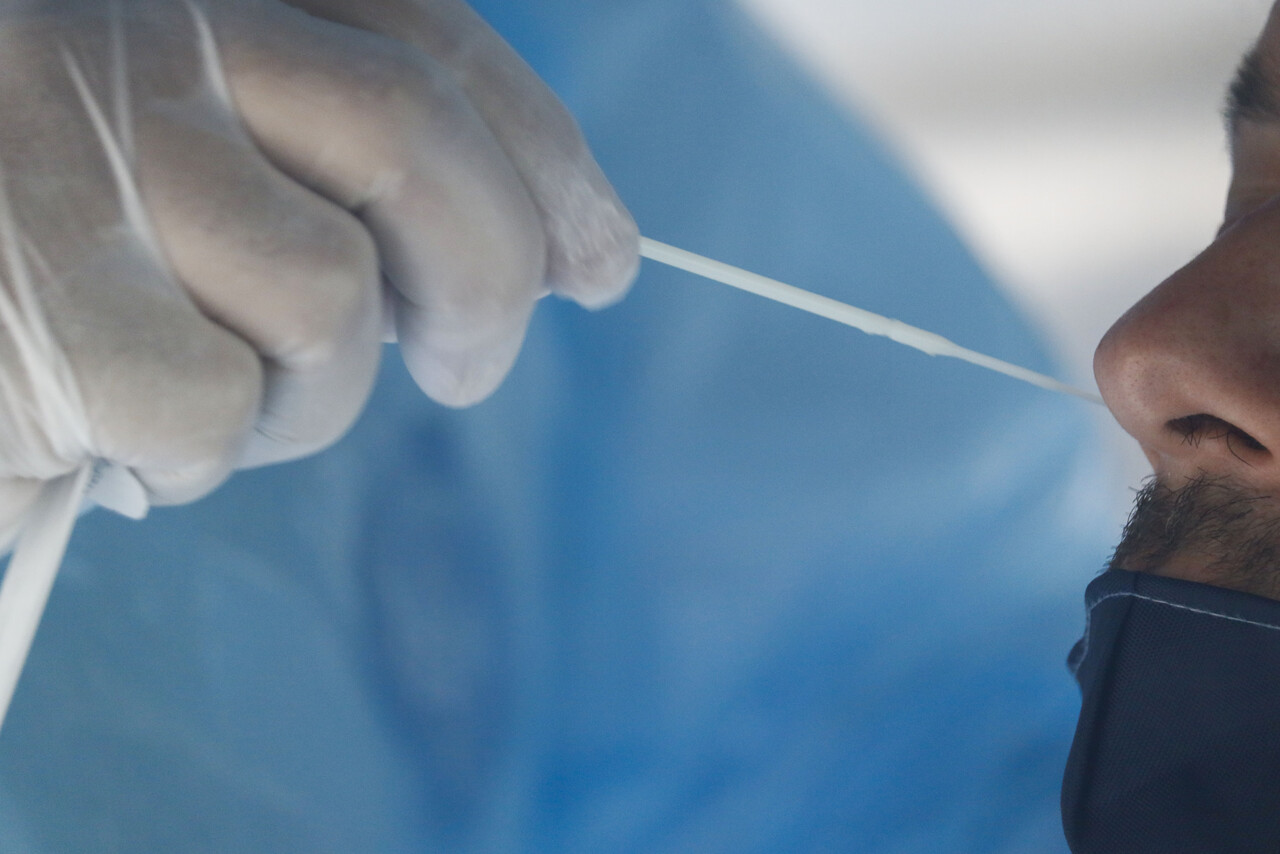 Contagiado con cepa británica participó de reuniones en Curicó: otros 8 positivos y se estudia brote