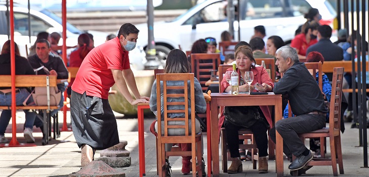 Más ruido, más gotitas de saliva: la razón tras prohibición de música en restaurantes en fase 2 y 3
