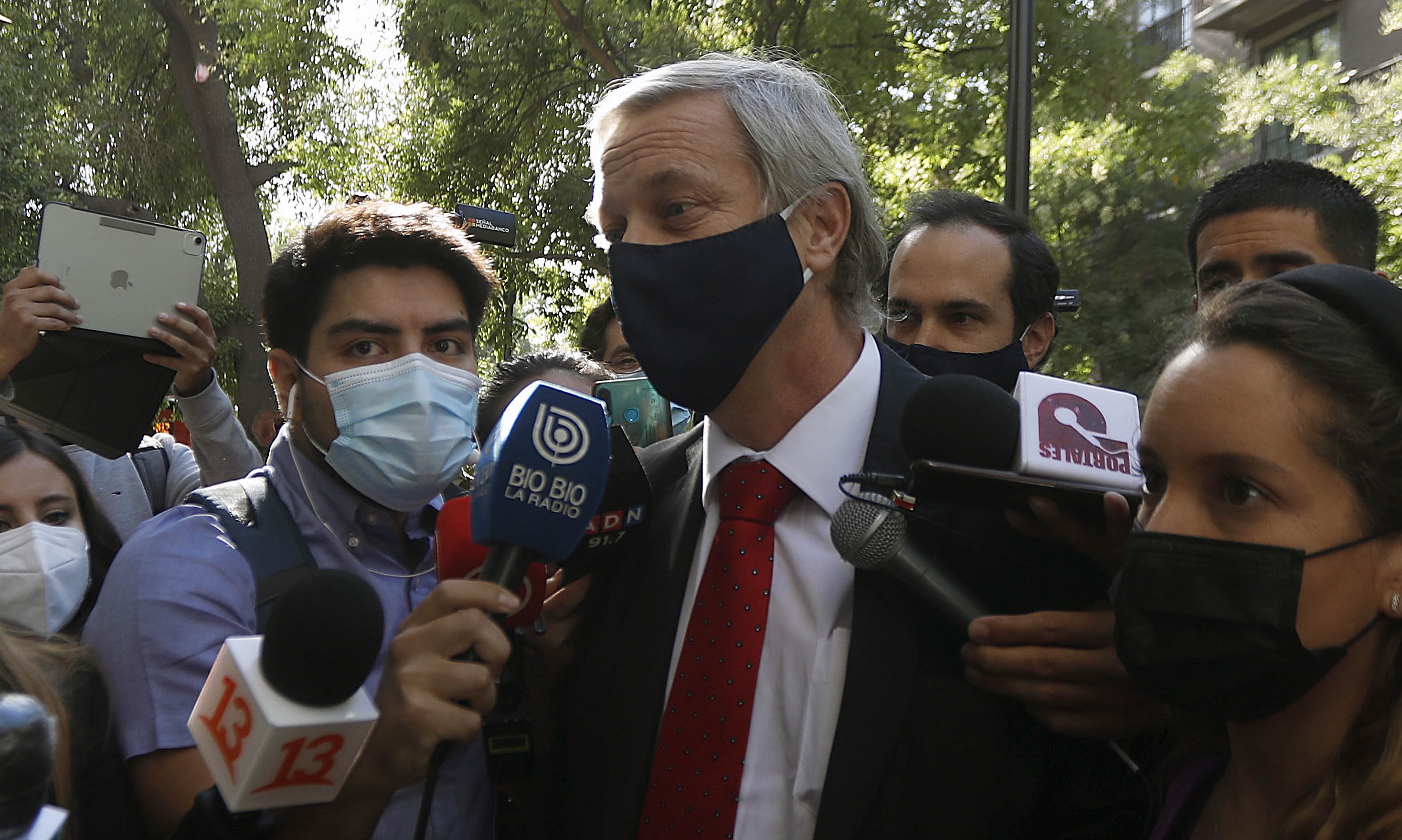 José Antonio Kast fue increpado por manifestantes en inscripción de listas en el Servel