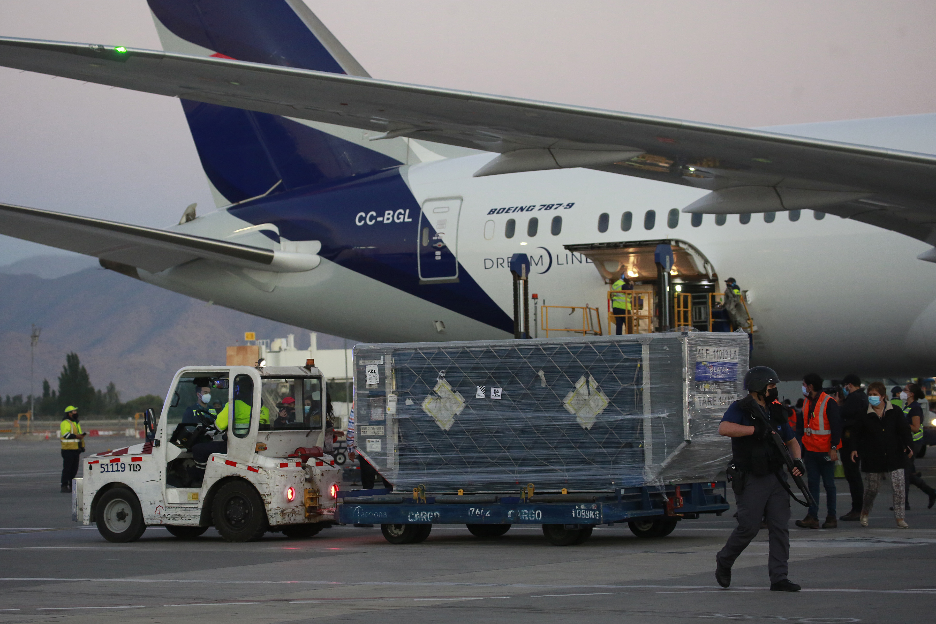 Chile recibe tercer cargamento de vacunas contra el COVID-19: el arribo más grande hasta la fecha