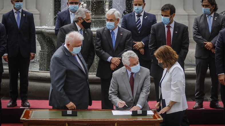 ¿Dónde está? El lapsus que se vivió en ceremonia con presidente Fernández a causa de Enrique Paris