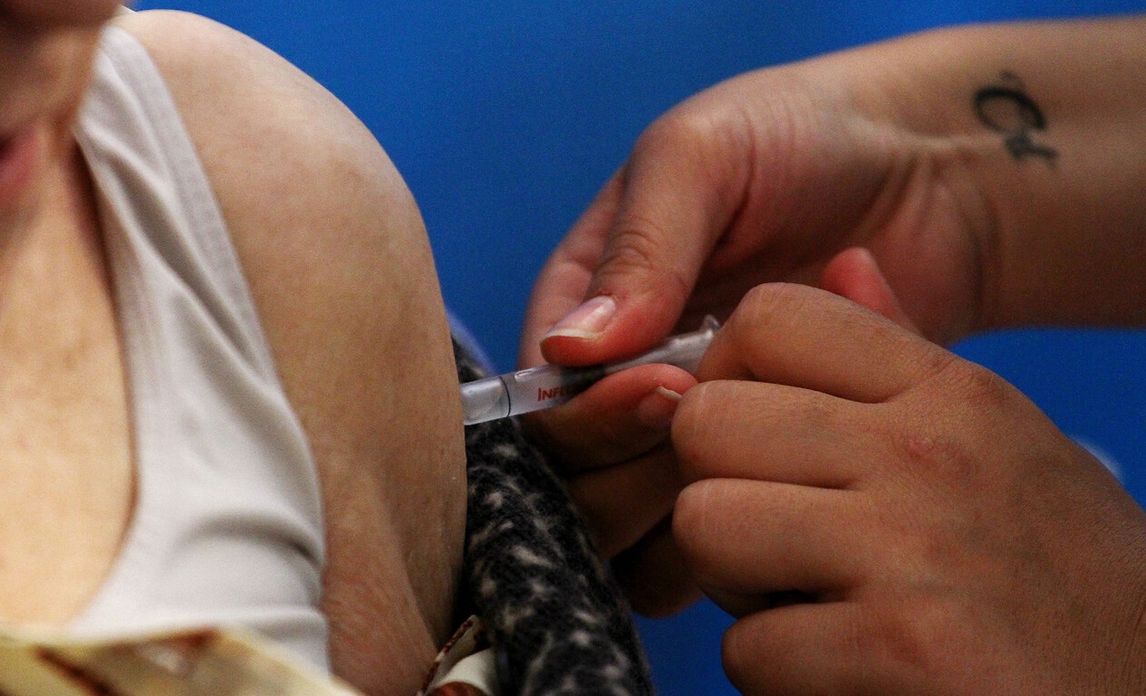 Tras llegada de nuevas dosis: vacunación de adultos mayores podría iniciar la próxima semana