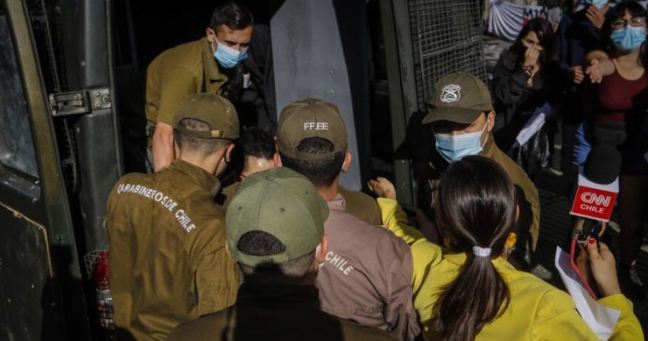 Dejan en libertad a camarógrafo de CNN detenido en protesta: Carabineros explicó accionar policial