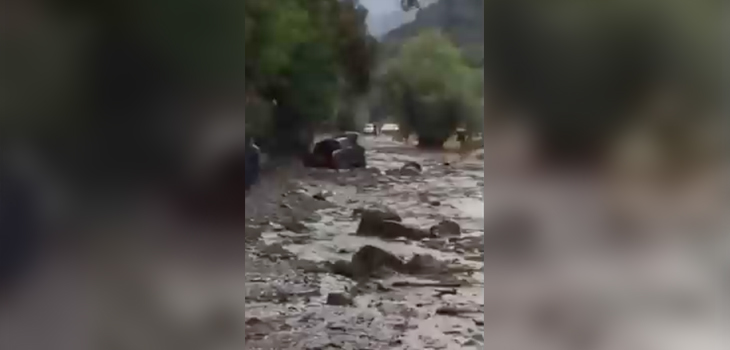 Reportan nuevo aluvión en la capital: barro y piedras interrumpen el Camino a Farellones