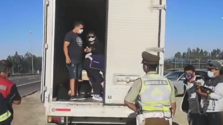 Sorprenden a familia que viajaba escondida en un camión para cruzar cordón sanitario hacia Cartagena