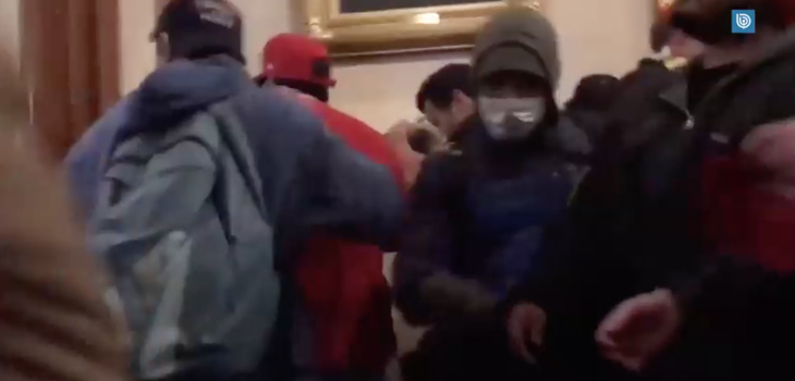 Revelan video que mostraría instante en que mujer recibió disparo en disturbios dentro del Capitolio