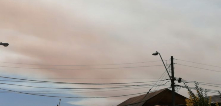 Nube de humo es visible en varios puntos de la RM: correspondería a incendio en Quilpué