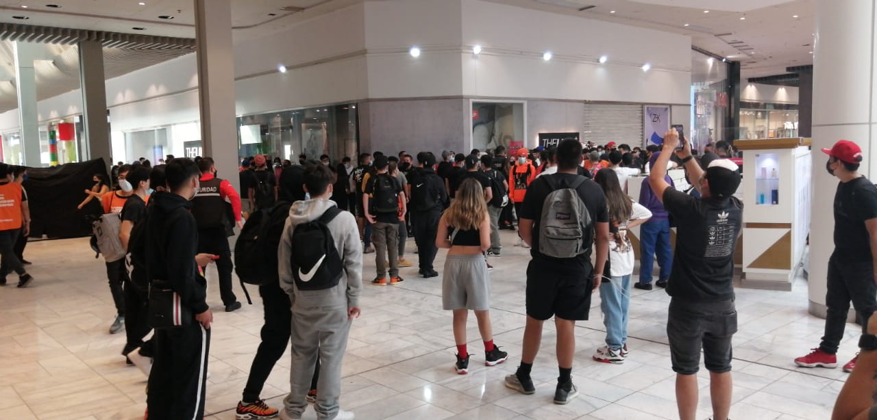 Jóvenes se aglomeraron en mall capitalino por lanzamiento de zapatillas: cerraron dos tiendas