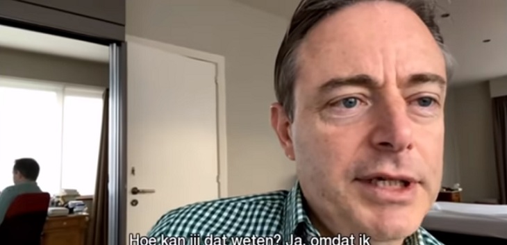 Alcalde belga sufrió vergonzoso momento durante entrevista: descubrieron que no llevaba pantalones